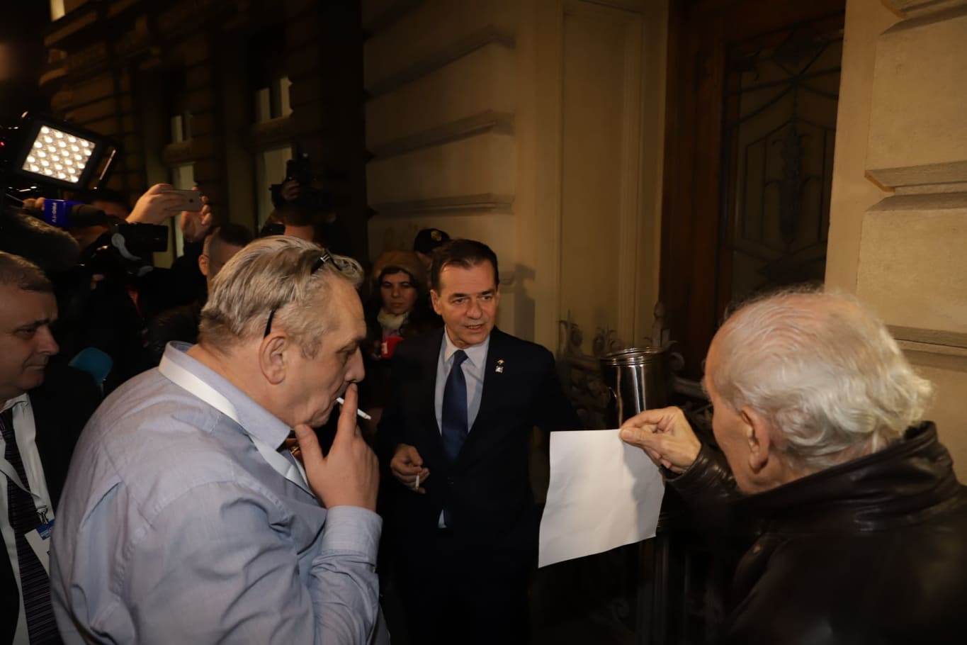 Mesajele afișate de protestatari, în timpul dezbaterii lui Klaus Iohannis