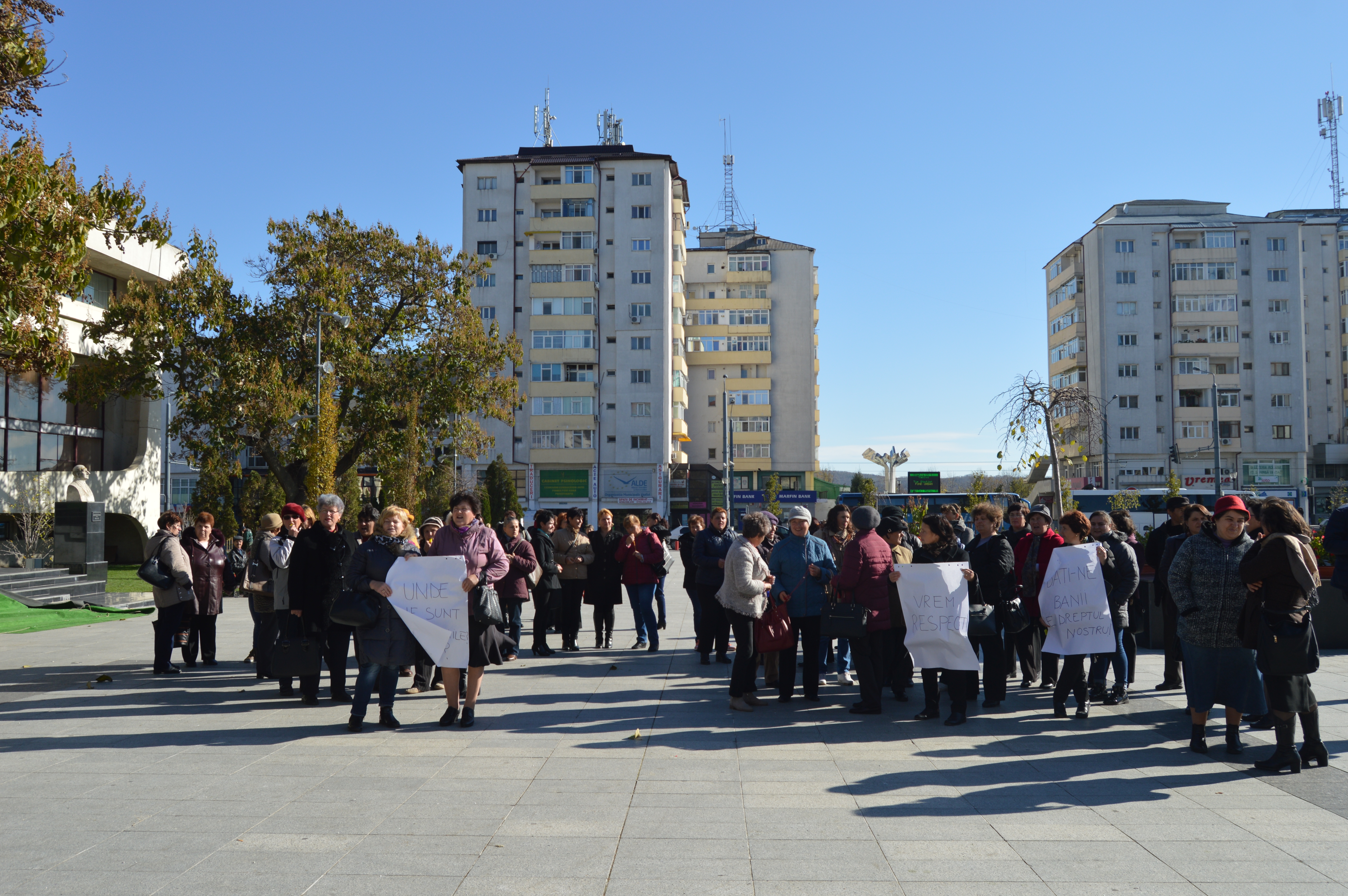REPORTAJ: Disperarea le-a scos în stradă pe „mamele de împrumut” din Vaslui. Au grijă de copiii loviți de soartă, dar nu și-au primit salariile