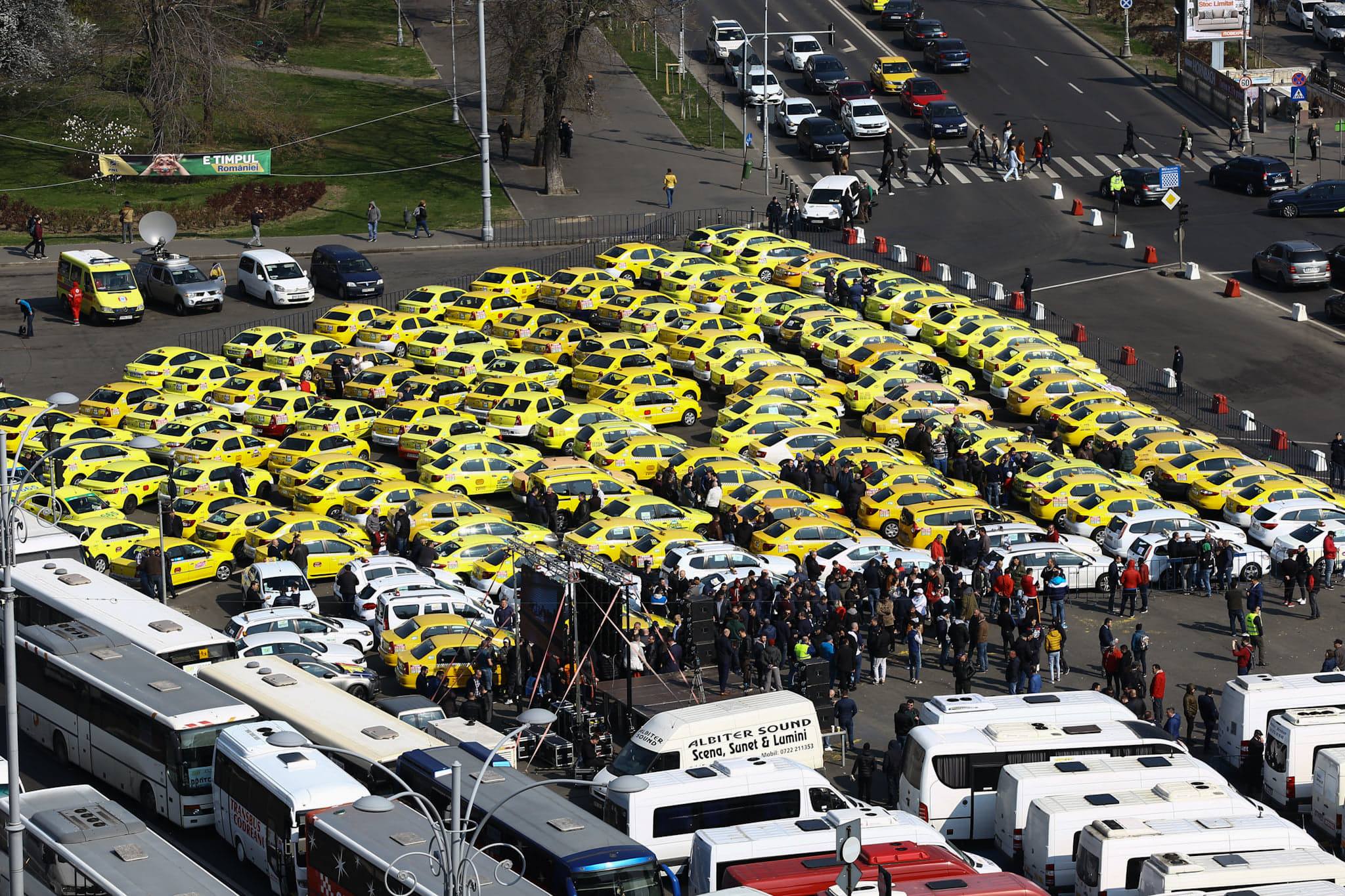 UPDATE / Transportatorii s-au înțeles cu Guvernul. Protestul din Piața Victoriei s-a încheiat cu trei ore mai devreme