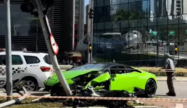 Un brazilian a intrat cu Lamborghiniul de 530.000 de euro într-un stâlp, când urmărea motociclistul care îi furase Rolexul de 40.000 de euro | VIDEO