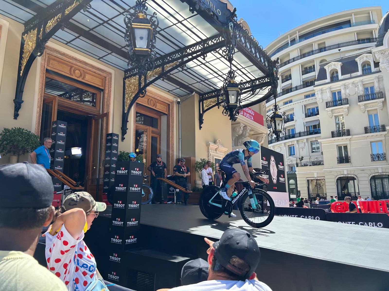 Echipele și-au blindat camioanele în care țin biciclete de 200.000 de euro, din cauza hoților români și bulgari: „Bande organizate au dat multe lovituri”. Reportaj în Port Hercule din Monte Carlo, înaintea startului La Vuelta 2026