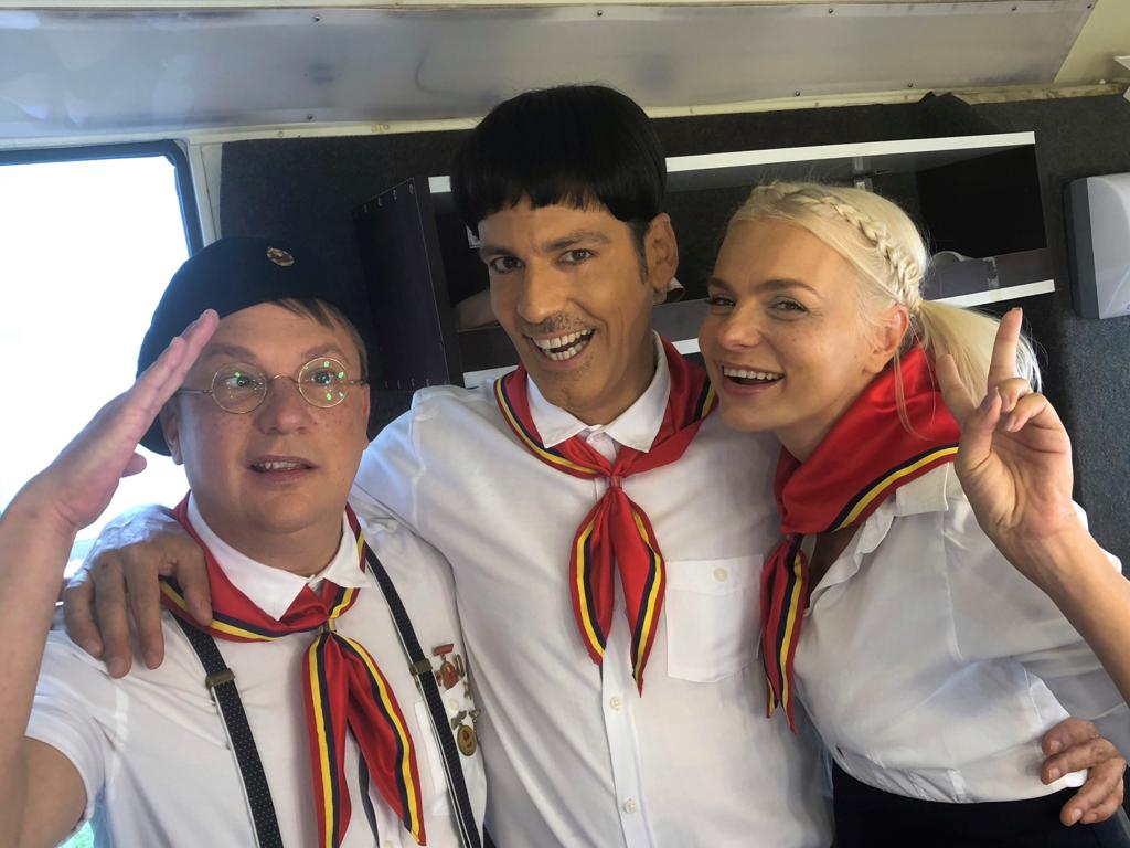 Ștefan Bănică și Marius Florea Vizante îmbracă din nou uniforma de pionier, în serialul "Liber ca pasărea cerului" | FOTO