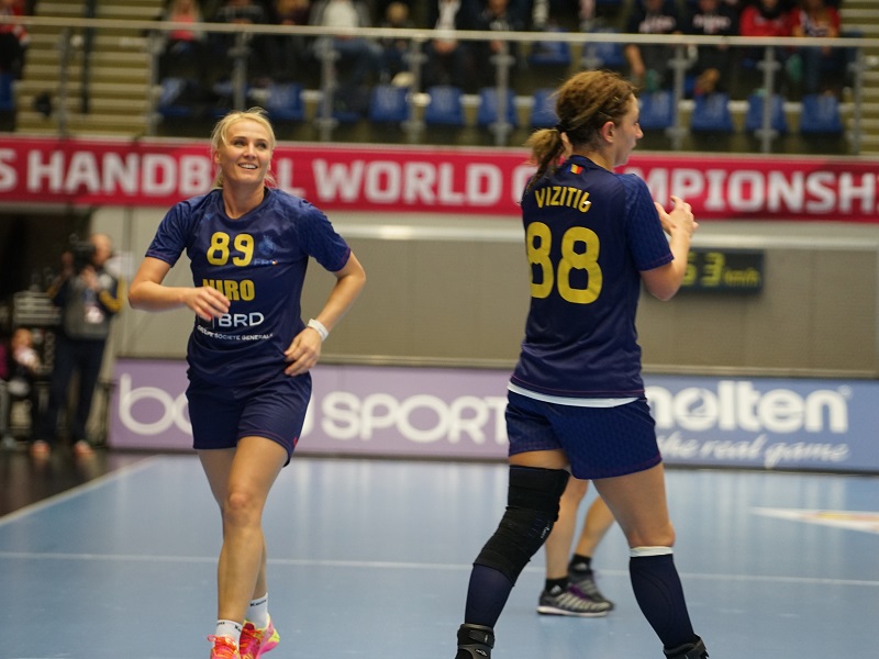 Tomas râde, după startul lansat al naționalei feminine de handbal la CM. ^”Sunt mulțumit!”. Azi, cu Kazahstan (ora 17.00) / GALERIE FOTO