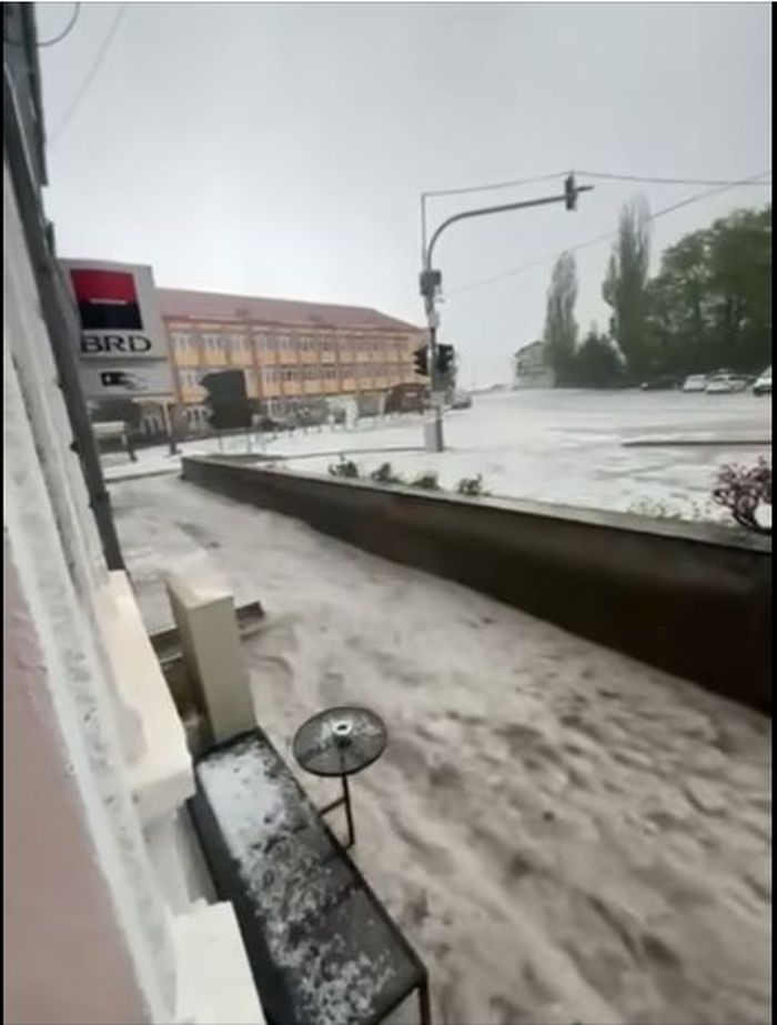 Grindina a făcut prăpăd în România. Imagini cu străzi inundate și curți acoperite cu un strat mare de gheață | Video