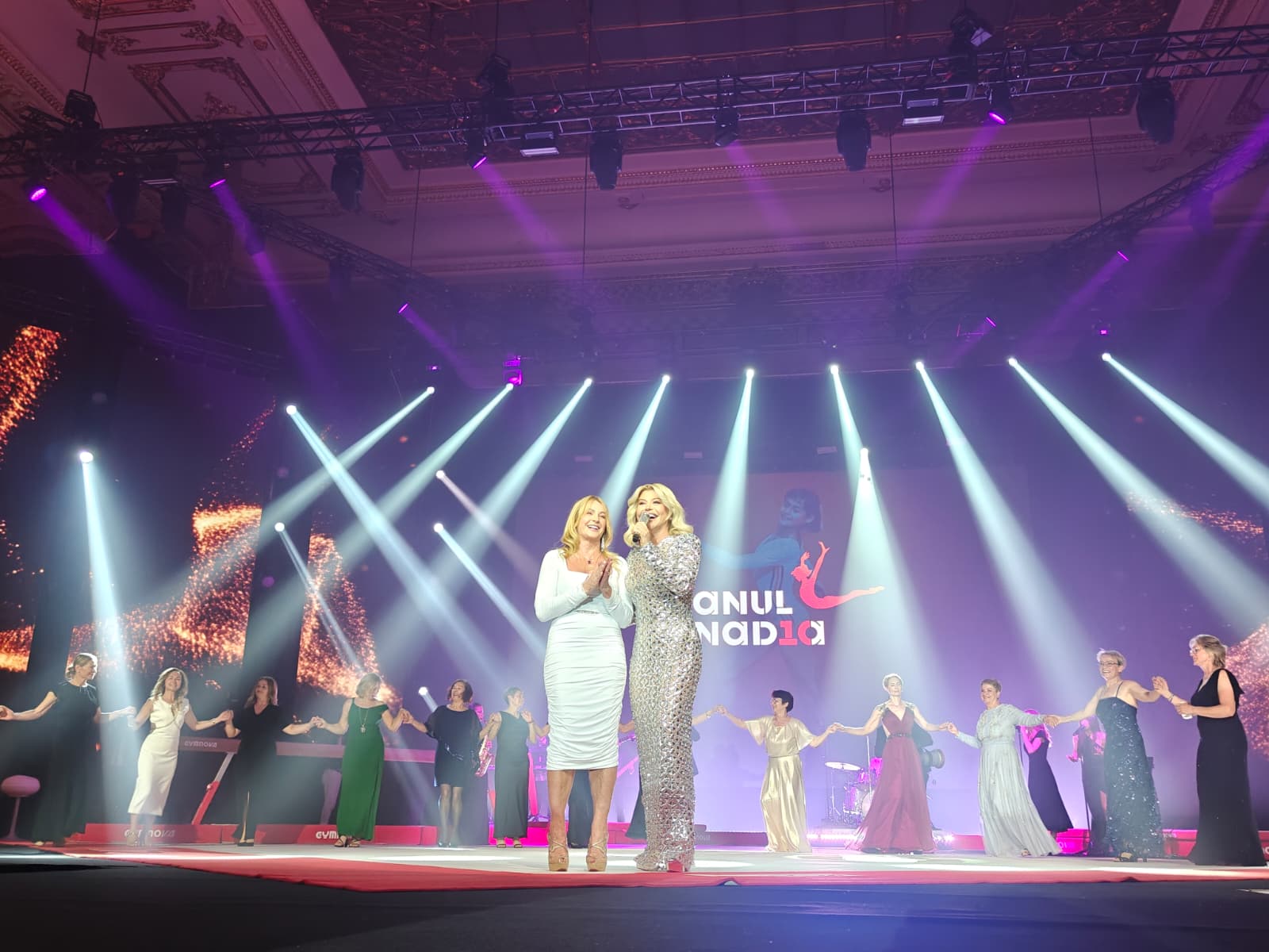 Gala „Nadia Comăneci - 50 de ani de la prima notă de 10”. Cum au petrecut invitații toată seara: Loredana și Nadia, duet pe „Made in Romania”