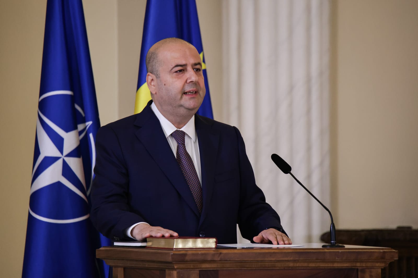 Trei noi judecători la CCR. Dacian Dragoş, Csaba Asztalos şi Mihai Busuioc au depus jurământul la Cotroceni. Cine sunt cei 9 judecători ai Curții