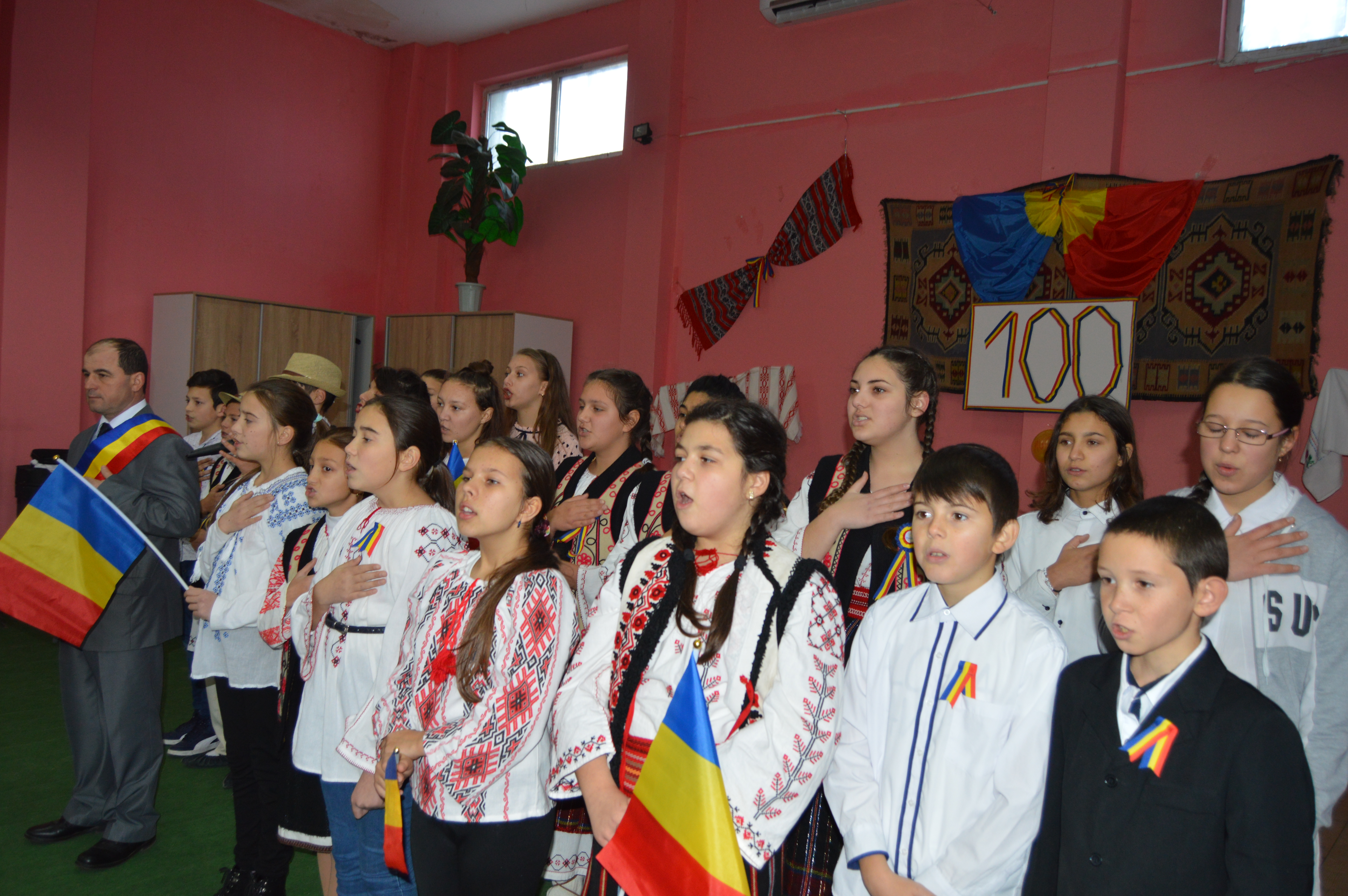 GALERIE FOTO/ Zeci de mii de elevi și cadre didactice din județul Vaslui au îmbrăcat costumele naționale. Mobilizarea a fost fără precedent în istoria județului