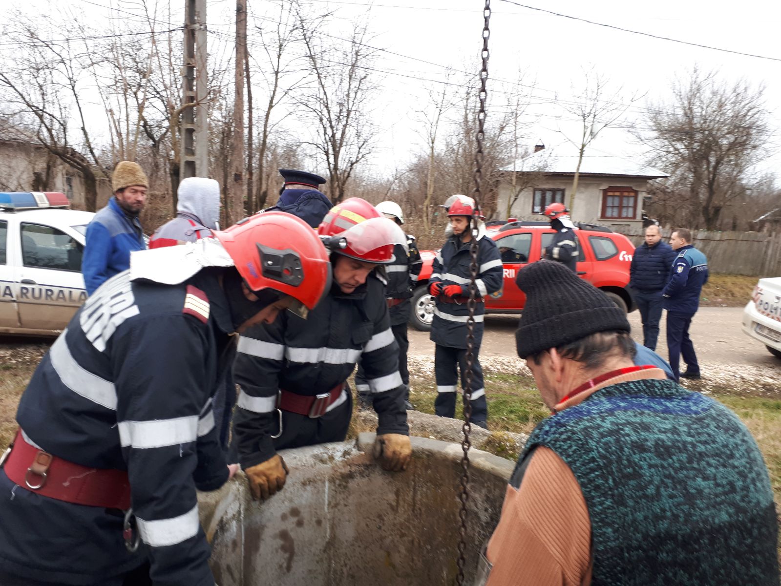 FOTO|O bătrână de 91 de ani din Teleorman a scăpat cu viață după ce a căzut într-o fântână îngustă de un metru