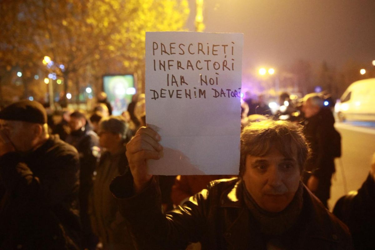 Protest în fața CSM după valul de infractori eliberați: „Pentru furt, abuz și mită vine Lia și te-achită”