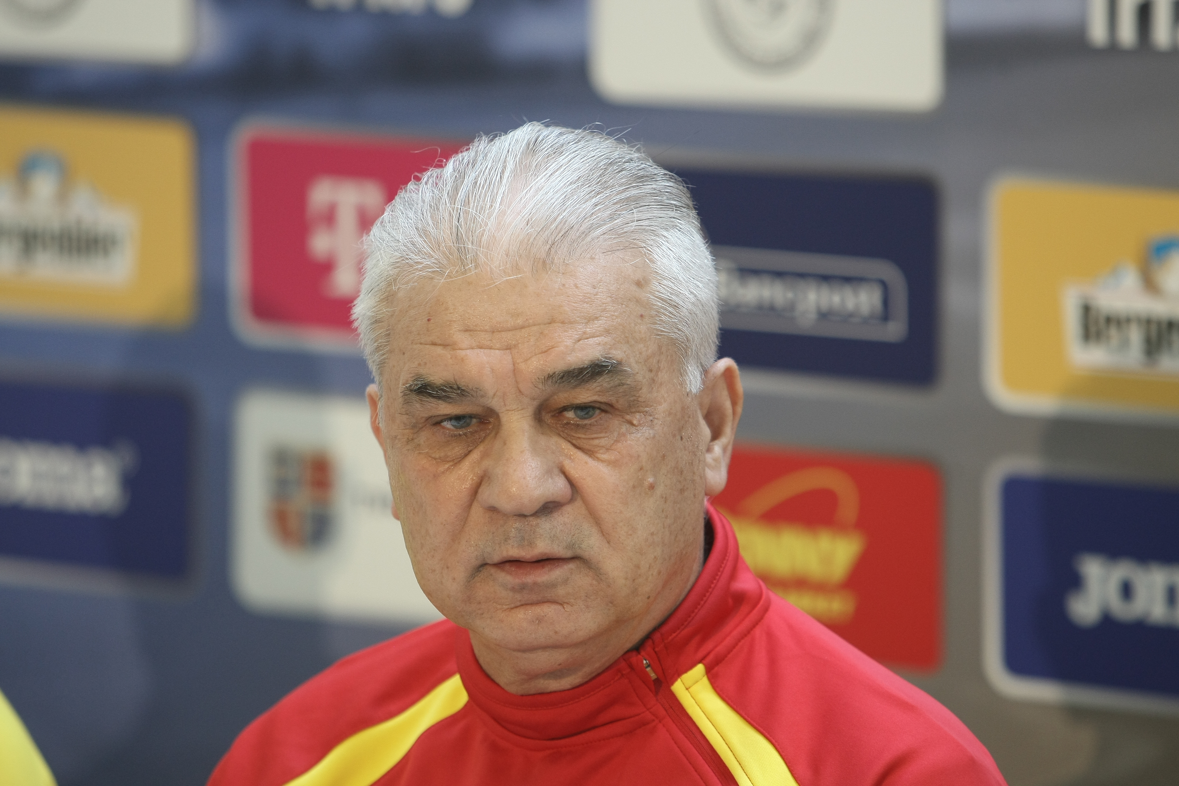 PRELIMINARIILE EURO 2016, ROMÂNIA - GRECIA (luni, ora 21.45, TVR 1) / Puiu e nervos. A plecat brusc din conferința de presă. Nu știe dacă va fi lăsat la cârma naționalei, ^dacă va califica echipa la turneul final din Franța. Ce au declarat tricolorii la Mogoșoaia / GALERIE FOTO
