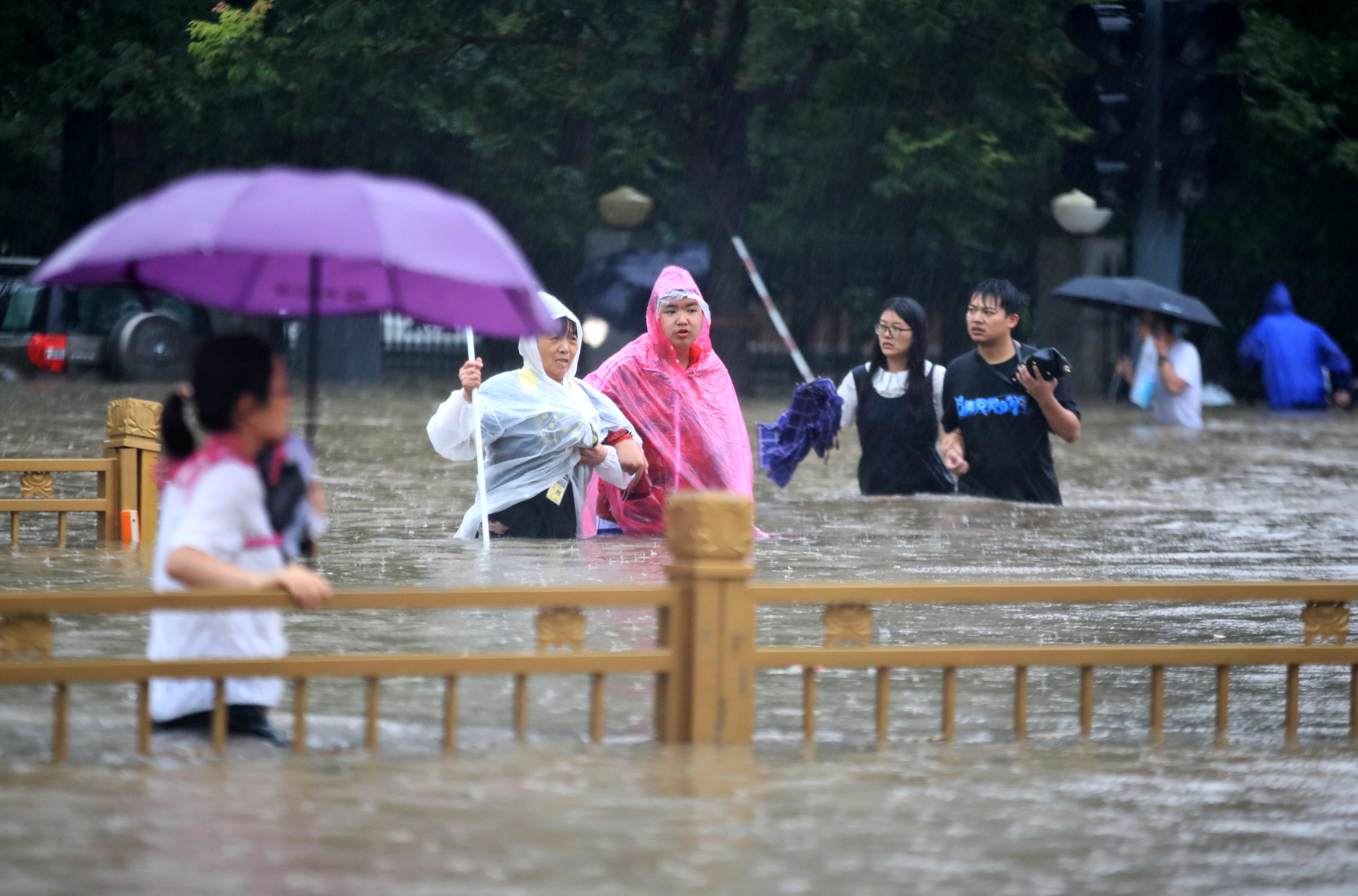 Numărul victimelor inundațiilor din provincia chineză Henan a crescut la peste 300. Cel puțin 50 de persoane, date dispărute