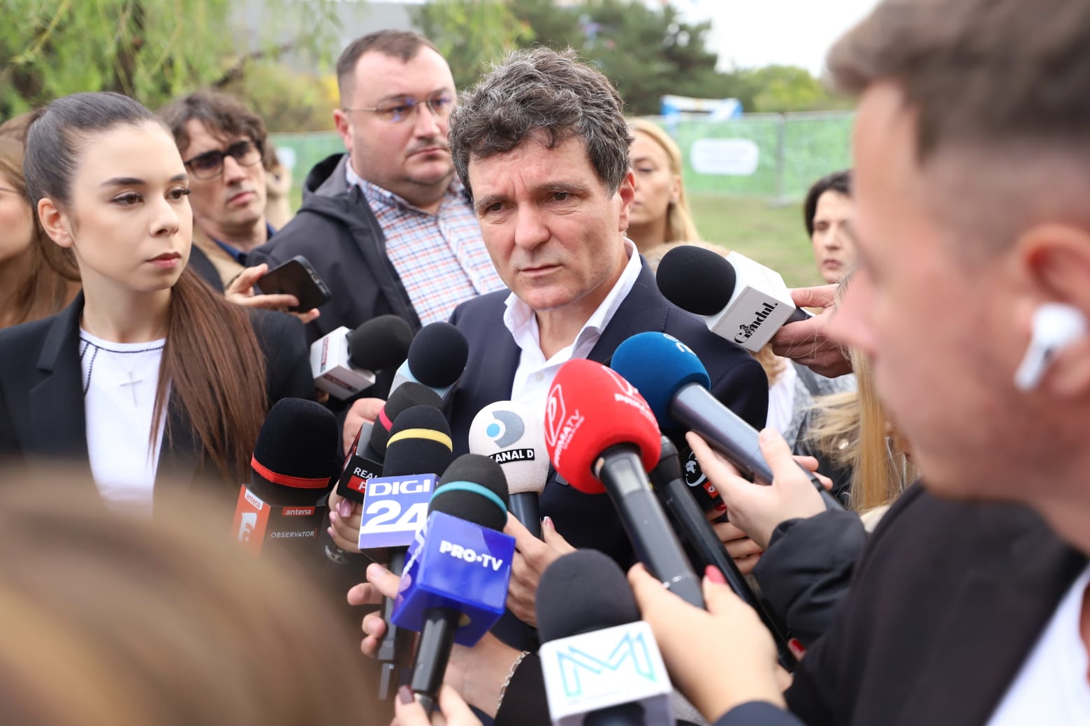 Scandal în Piața Unirii legat de lucrările la planșeu. Nicușor Dan a venit cu buldozere pentru gardurile lui Daniel Băluță. A intervenit și premierul Ciolacu
