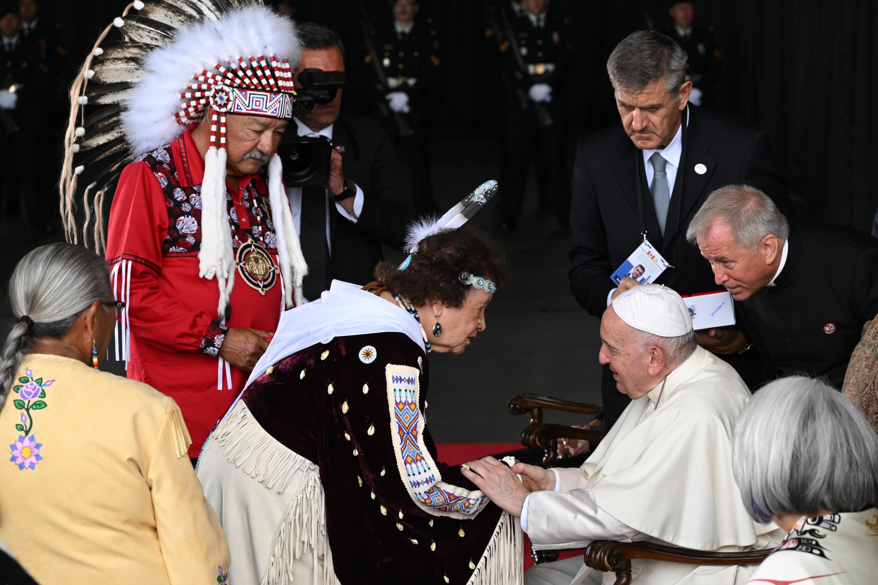 IMAGINEA ZILEI. Papa Francisc, cu o coroană de pene în cap, cere iertare pentru abuzurile comise contra copiilor indigeni din Canada