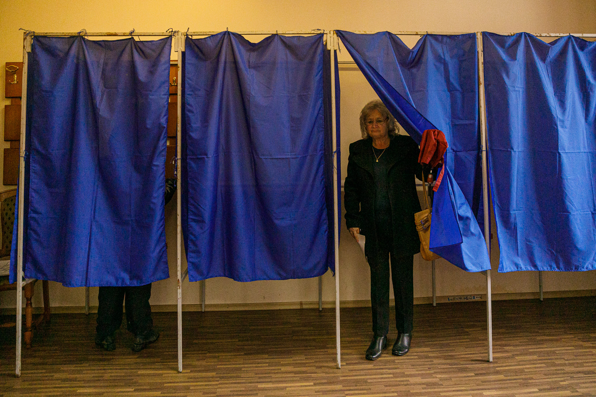 Oamenii din Lupeni au votat în cârje, supărați, fără speranță că le va fi mai bine. “Ăștia-s politicieni? Toți vor să ajungă la putere ca să își bată joc de fiecare!”