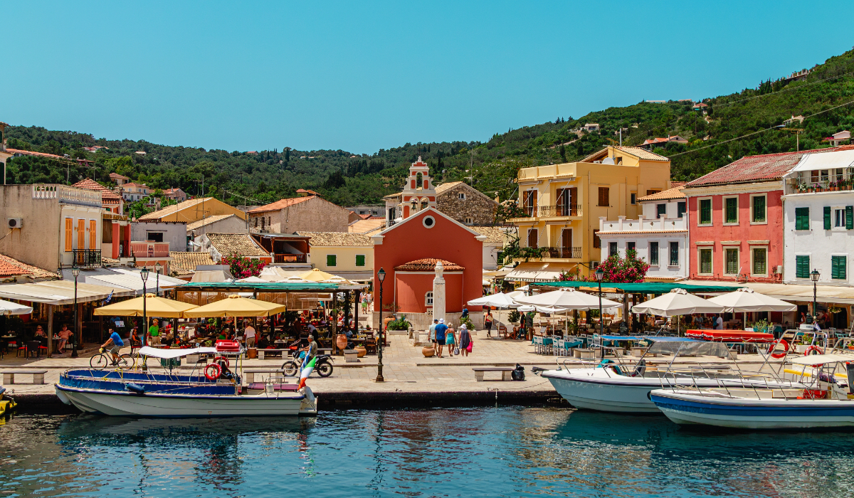 Grecia raportează cifre record în turism în primele luni din 2026. Străinii au cheltuit cu 37% mai mult pe insulele elene comparativ cu anul trecut