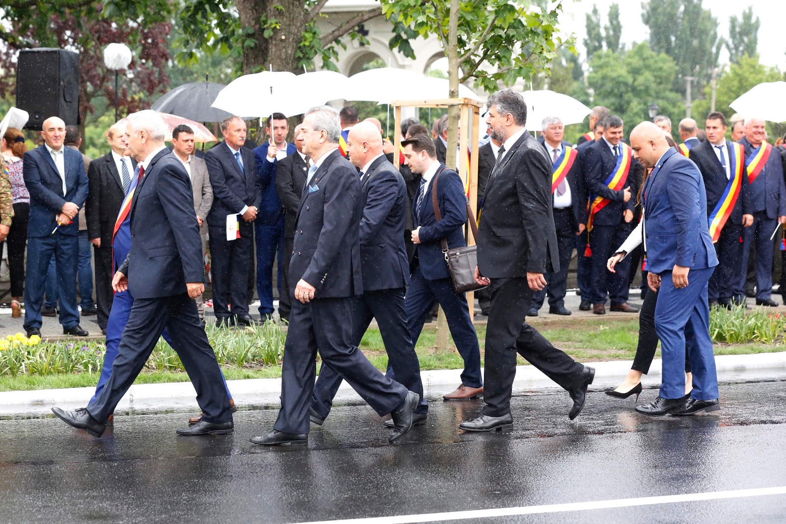FOTOREPORTAJ: Peste 10.000 de oameni, la Buzău, de Ziua Eroilor. Jumătate au fost elevi aduși de profesori