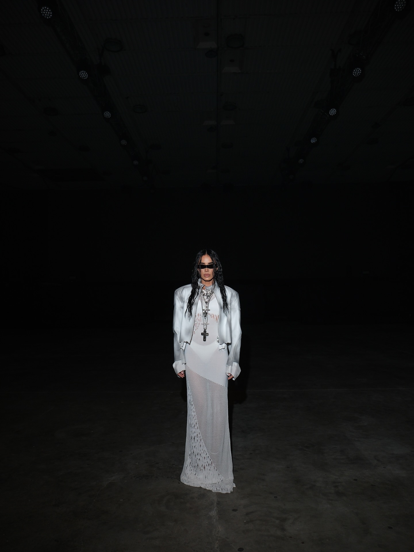 Vedete la Mercedes-Benz Bucharest Fashion Week 2025. Cât costă cizmele purtate de Antonia și jacheta albă în care a apărut Adelina Pestrițu