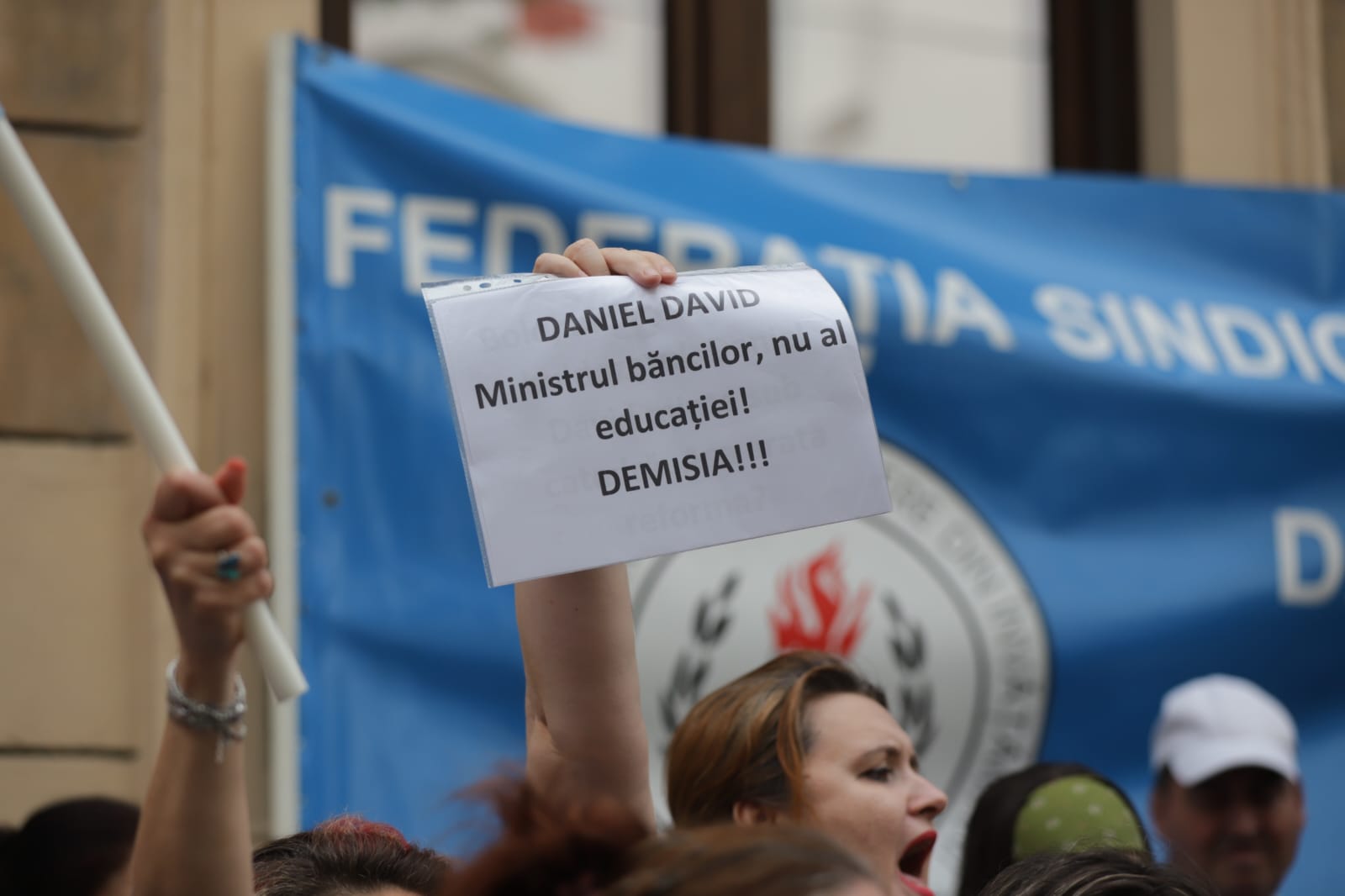 Profesorii au ieșit în stradă împotriva Legii Bolojan: „Stă în puterea noastră să refuzăm”