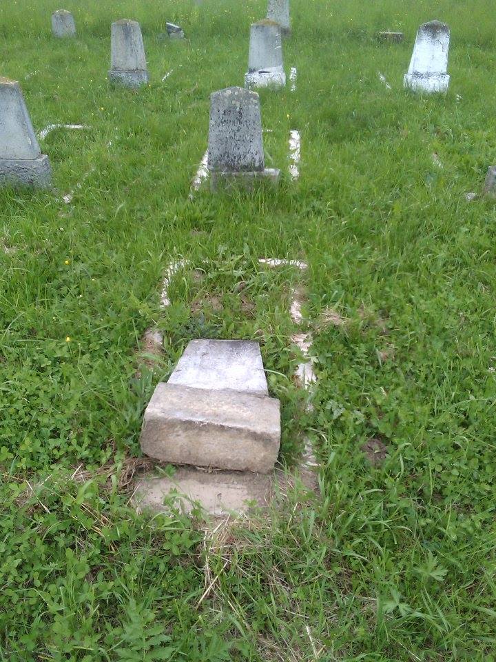 Poliția din Dej s-a sesizat în cazul mormintelor vandalizate din Cimitirul Eroilor