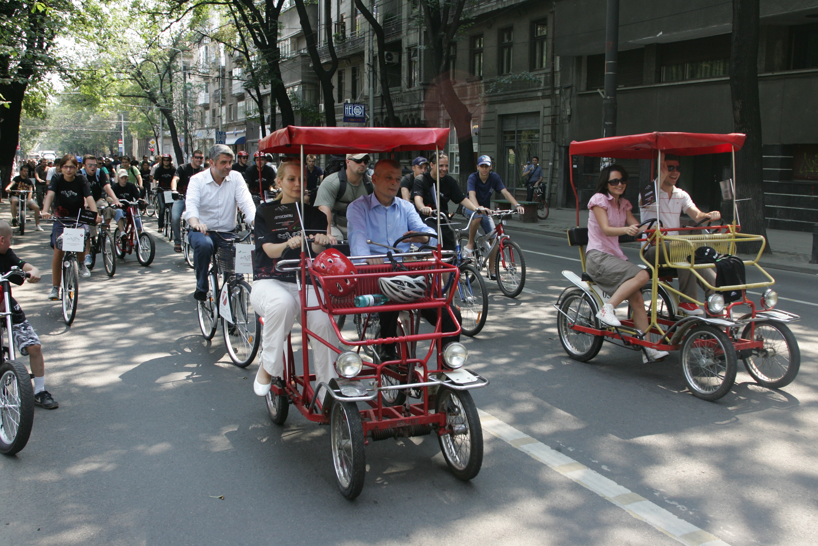 GALERIE FOTO/Politicieni pe bicicletă: ce promisiuni fanteziste au făcut oficialii, de pe două roți