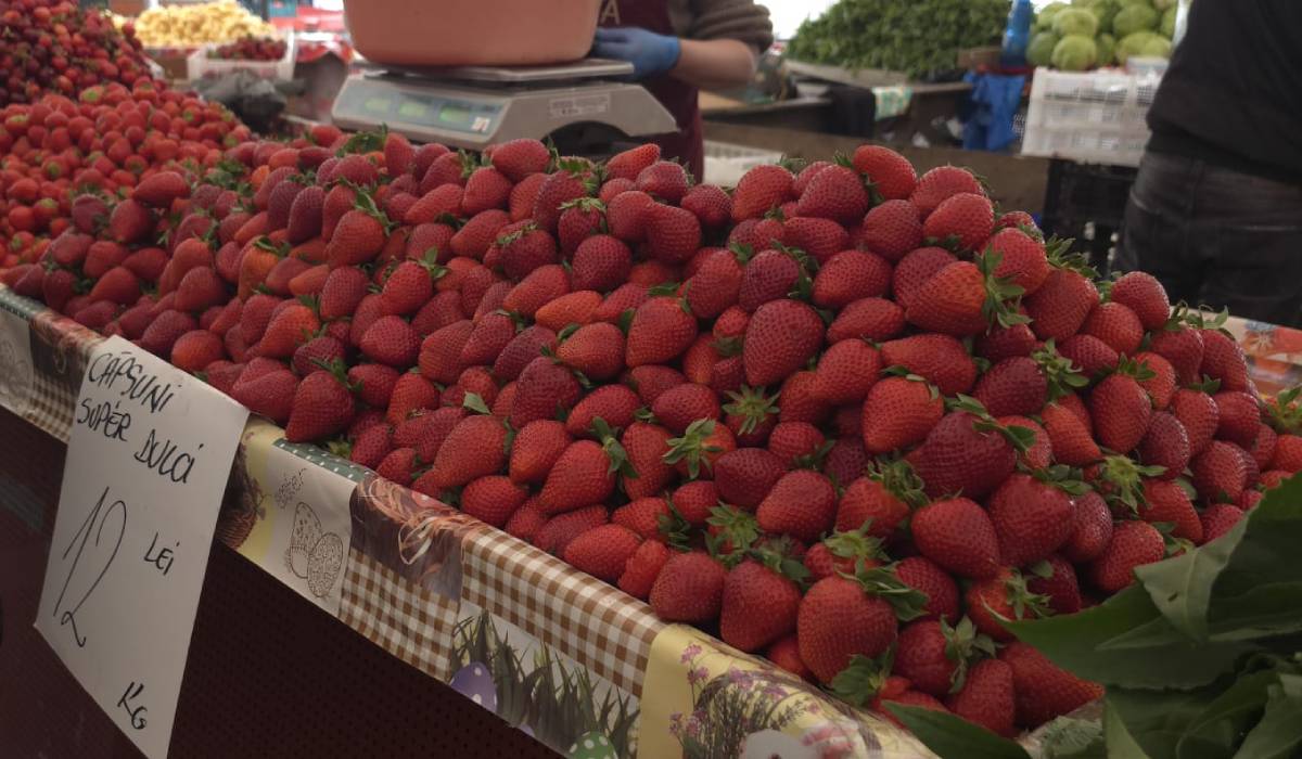 Cât costă cireșele, căpșunile și roșiile în piața Obor din București azi, 9 mai, după ce un alt fruct a devenit „vedeta” de lux a sezonului