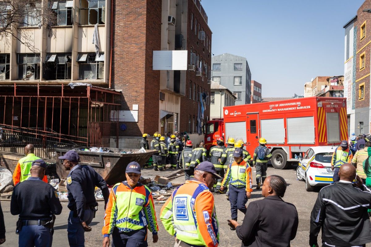 Uși încuiate și niciun extinctor. Mărturiile supraviețuitorilor incendiului cu 74 de morți din Johannesburg