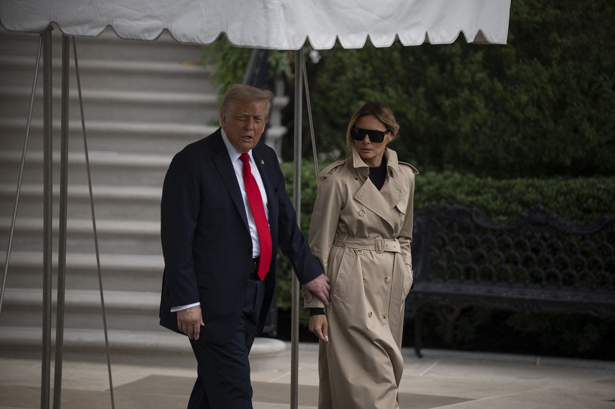 Cât costă trenciul Burberry purtat de Melania Trump la sosirea în Marea Britanie. A făcut o alegere vestimentară stilată și scumpă