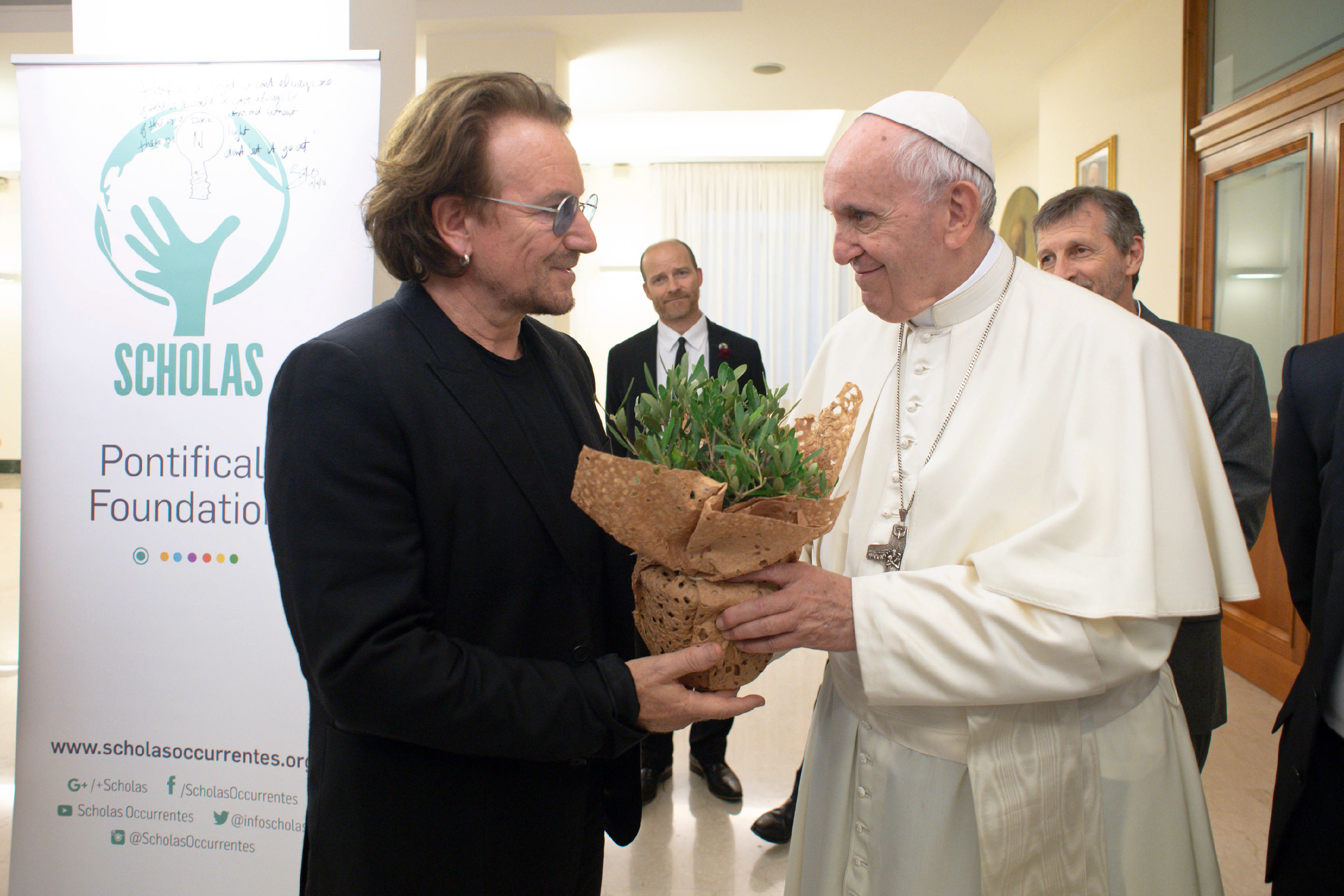 FOTO | Bono a discutat cu Papa Francis despre scandalurile de agresiune sexuală din Biserică: Se putea vedea durerea pe chipul lui