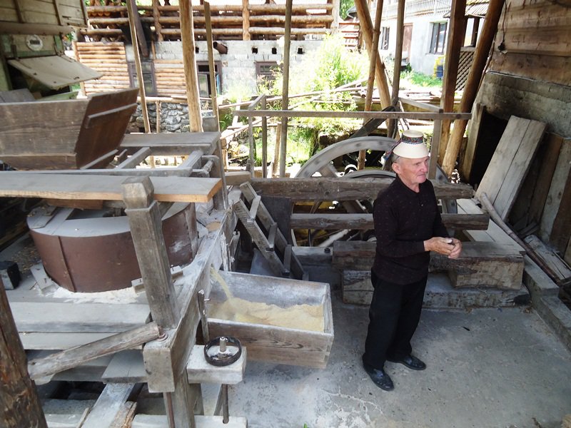 Muzeul din Maramureş unde horinca “izvorăște” la poartă GALERIE FOTO