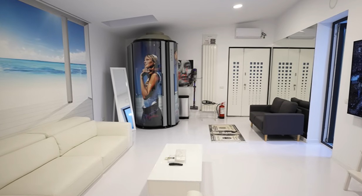 Imagini cu casa din Domnești în care locuiește Dorian Popa. Artistul a renovat-o complet