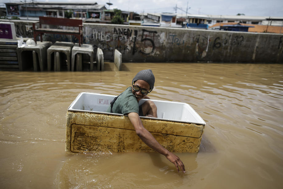 Zeci de morți și sute de mii de oameni evacuați, în urma inundațiilor catastrofale din Indonezia