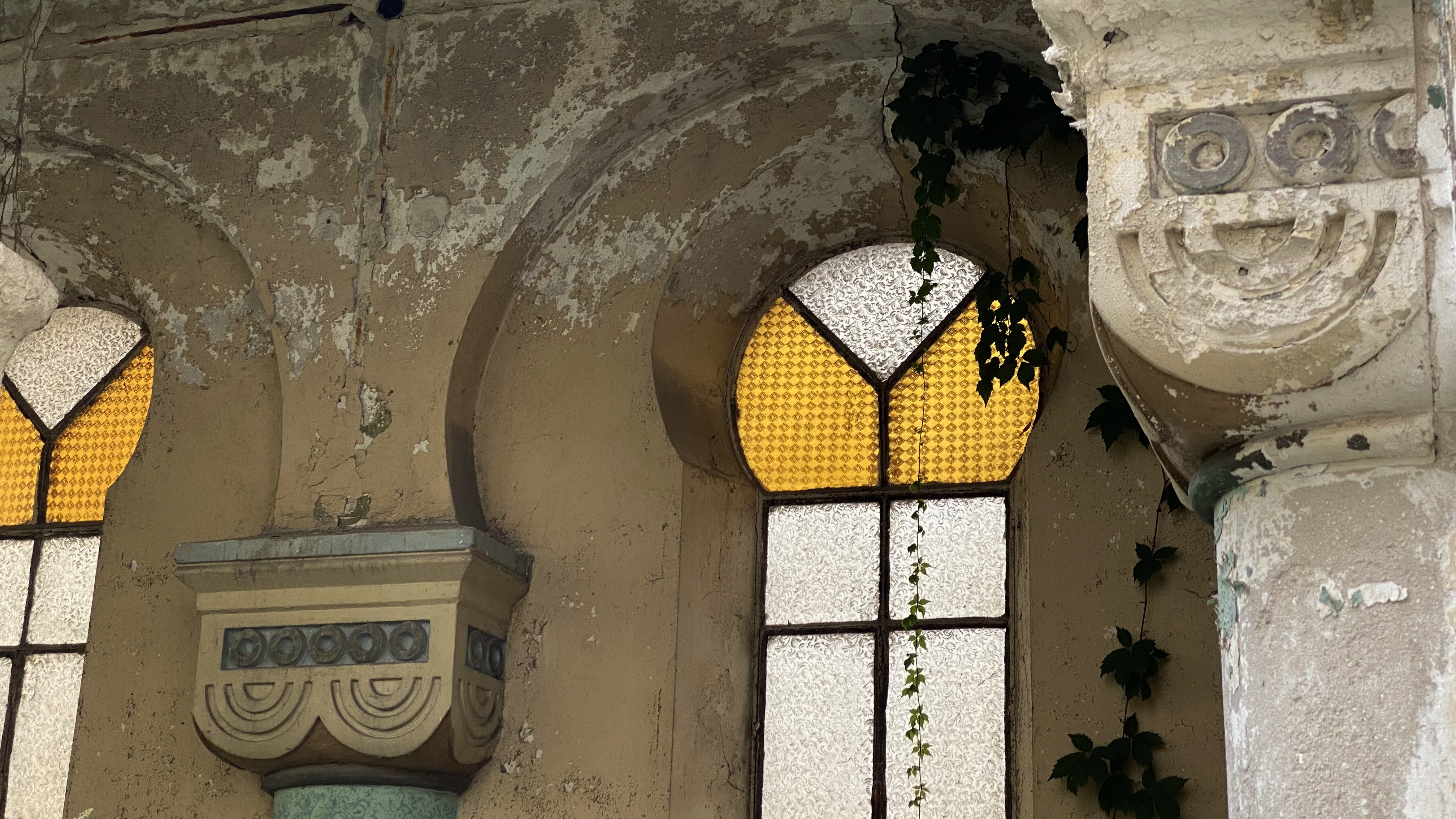 Sinagoga din Constanța, ruina de la malul mării. Clădirea comunității evreiești e în pericol de prăbușire, dar urmează să fie readusă la viață cu două milioane de euro