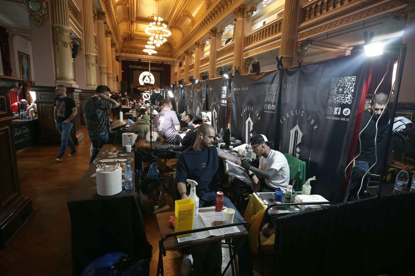 120 de tatuatori din întreaga lume au ajuns la București. Sesiuni de tatuare live, concerte și artă pe piele | FOTO