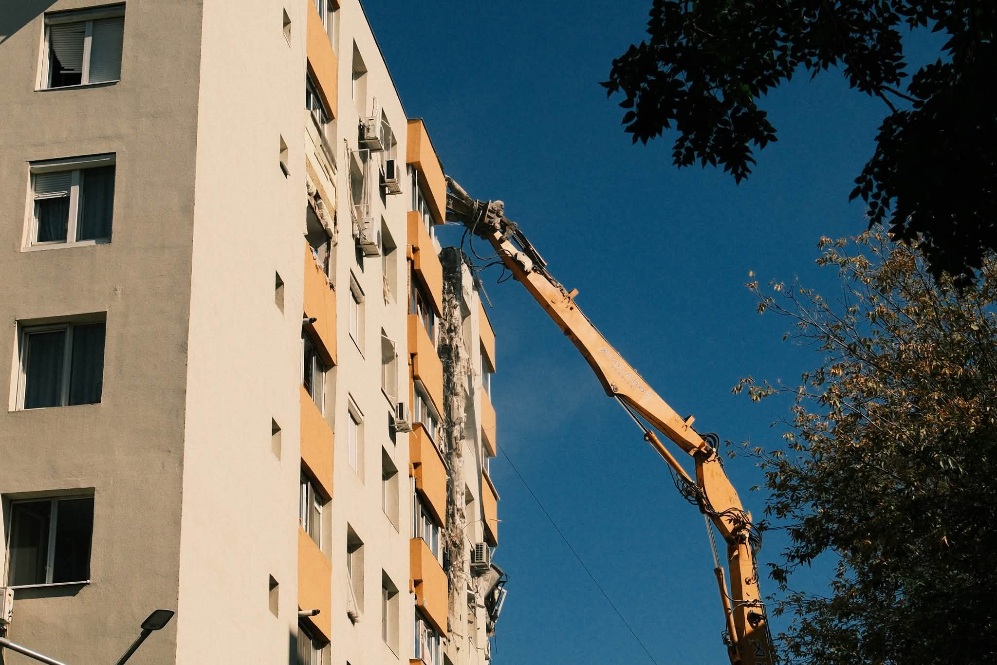 A început demolarea blocului din Rahova care a explodat anul trecut