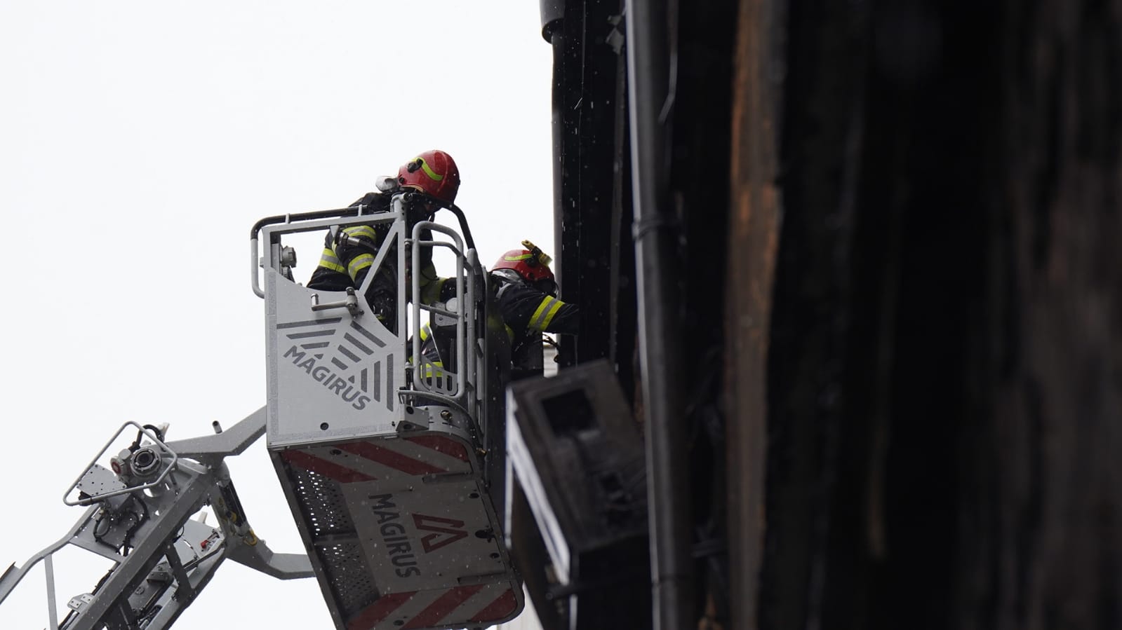 Adolescentul de 15 ani care a incendiat un bloc din Constanța, arest la domiciliu pentru 30 de zile