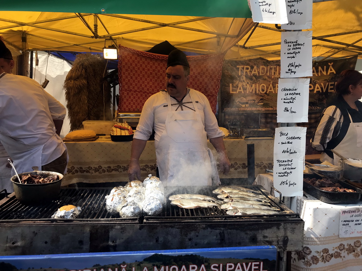 FOTO | Sfârâie grătarele! Peste 100 de sortimente de pește îi așteaptă pe gurmanzi la „Festivalul Pescăresc” din Parcul Național din București