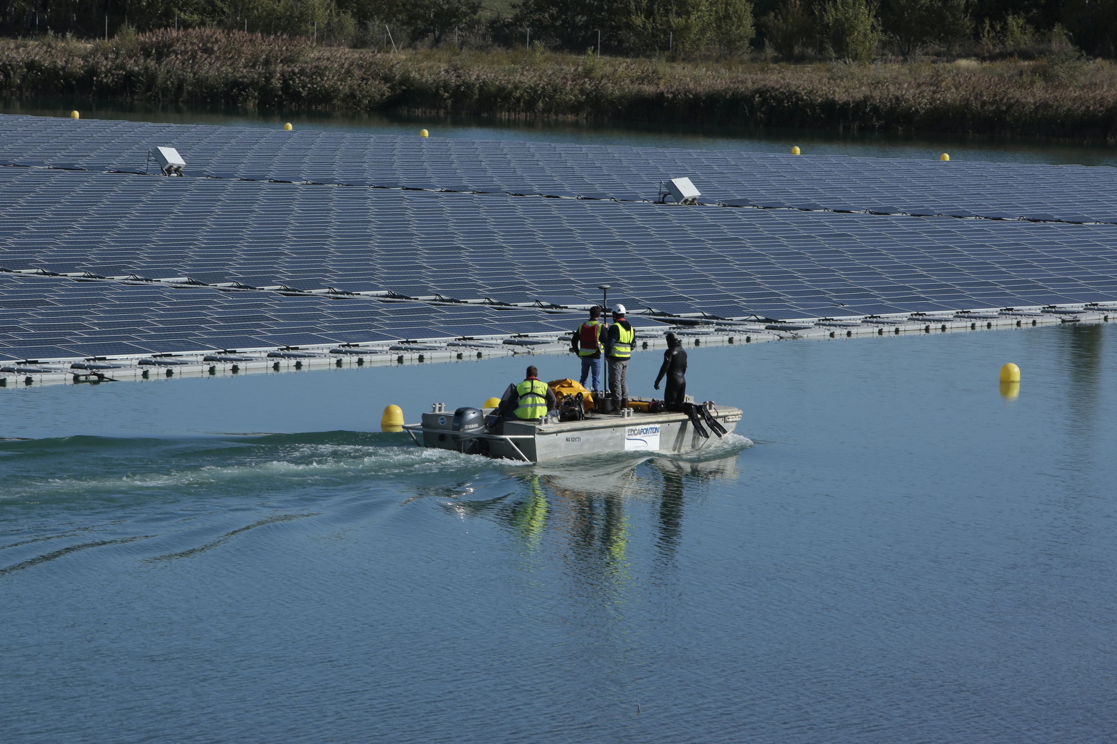 Prima fermă solară plutitoare din Europa, inaugurată în Franța. Poate alimenta cu energie un oraș cât Năsăudul
