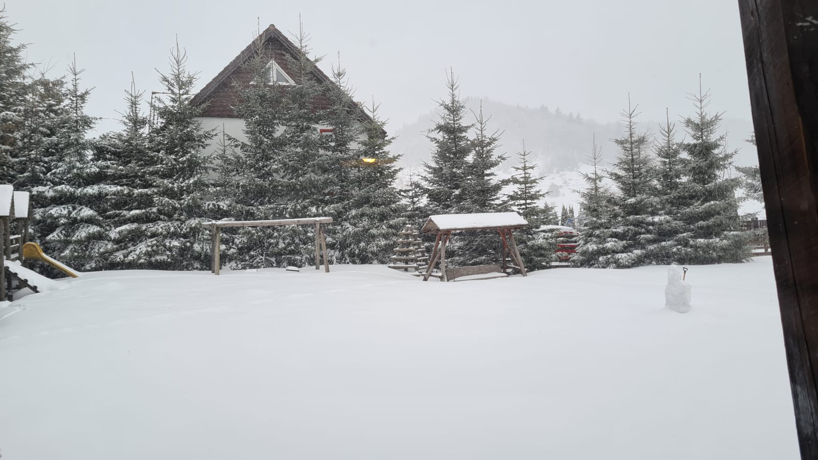 Ninsori abundente în Brașov, în aprilie. Mai multe mașini au rămas blocate din cauza zăpezii