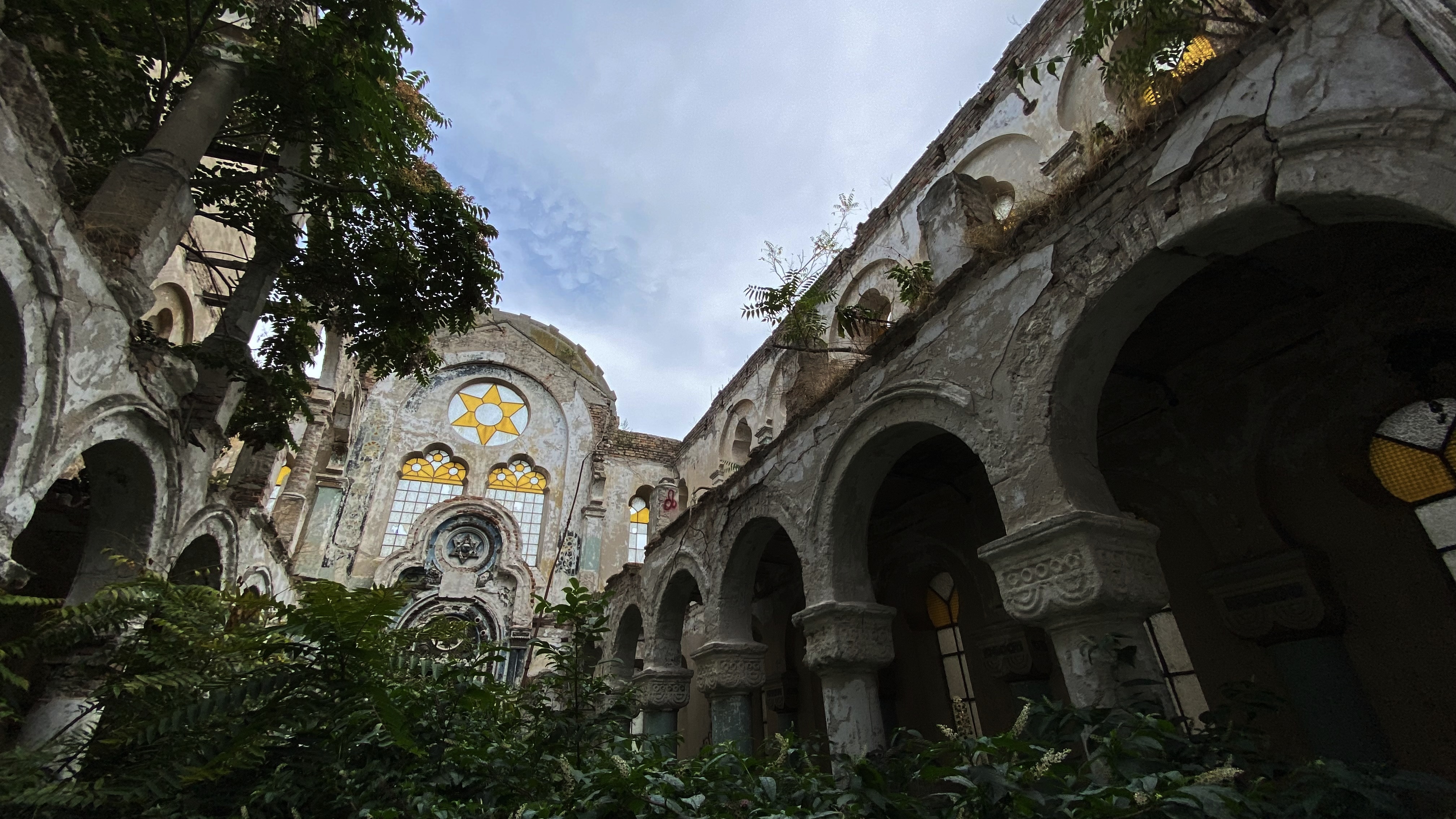 Sinagoga din Constanța, ruina de la malul mării. Clădirea comunității evreiești e în pericol de prăbușire, dar urmează să fie readusă la viață cu două milioane de euro