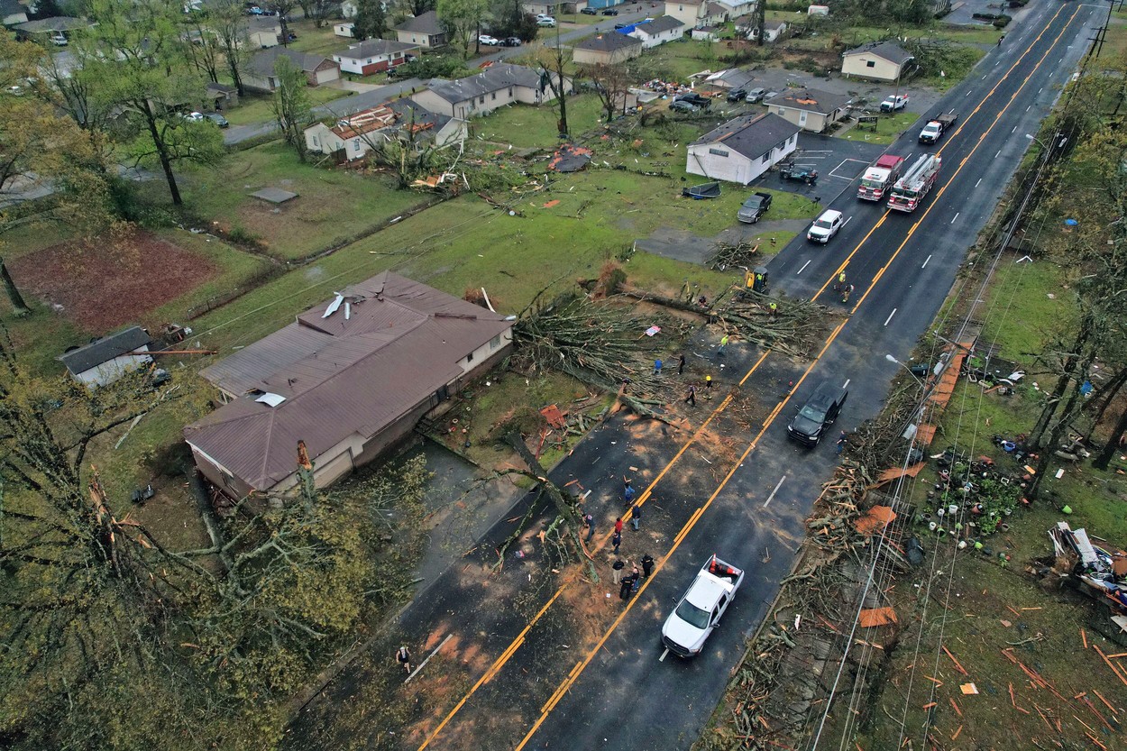 Zone întinse din SUA au fost lovite de tornade. „Distrugere totală” într-un oraș din Arkansas. Bilanțul victimelor