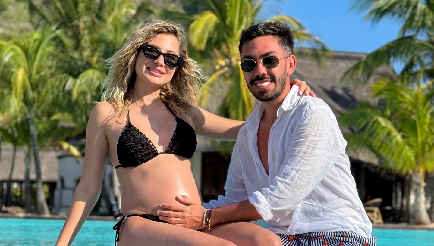 Cântărețul român a plecat în vacanța din Thailanda cu nașa: „Suntem o familie fericită”. De ce nu l-a însoțit nevasta