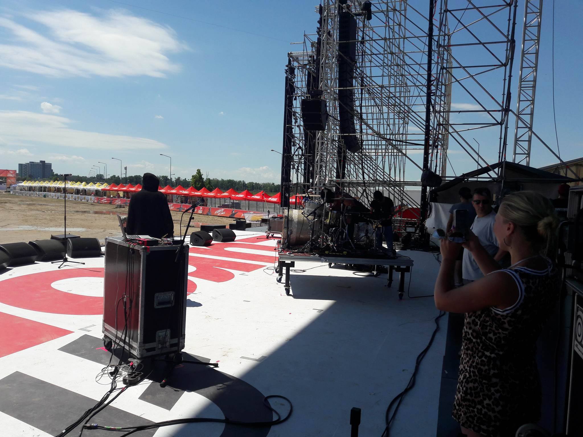 EXCLUSIV. Concertul Delia de la Europa FM live pe plajă a fost anulat din cauza vremii extreme. Distracția, în mlaștină la cel mai mare festival muzical de pe litoral