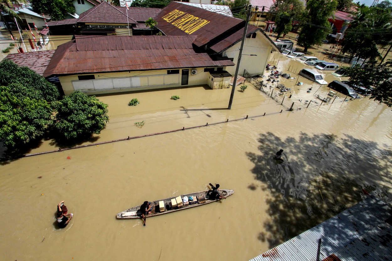 Doi copii au murit și zeci de mii de persoane au fost evacuate din cauza inundațiilor din Indonezia