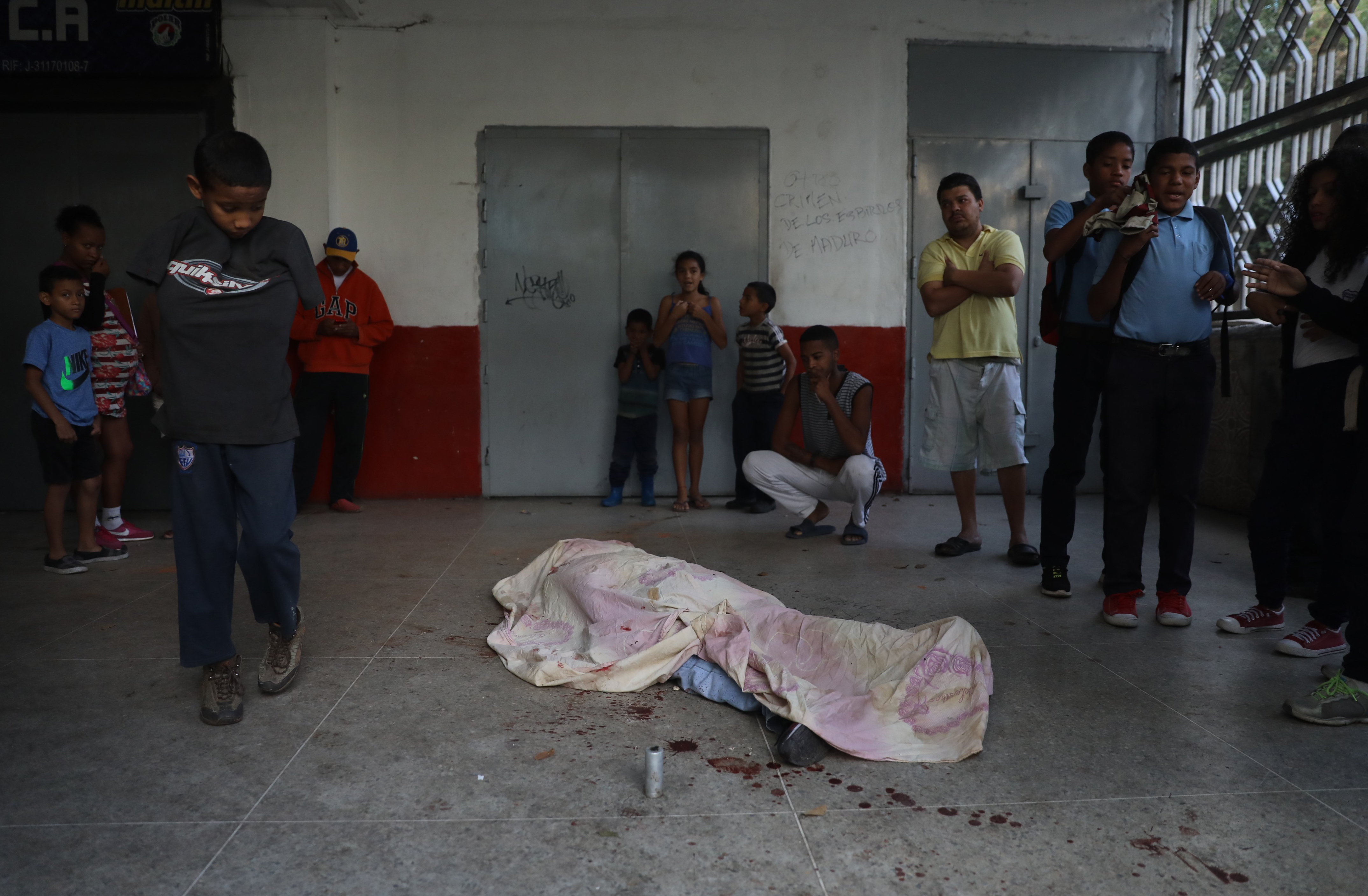 O româncă „vândută” de regimul Ceaușescu cu 10.000 de dolari în Venezuela preferă să rămână în cea mai periculoasă țară din lume decât să revină în România! Povestea fabuloasă a profesoarei de violoncel din Caracas, născută în București