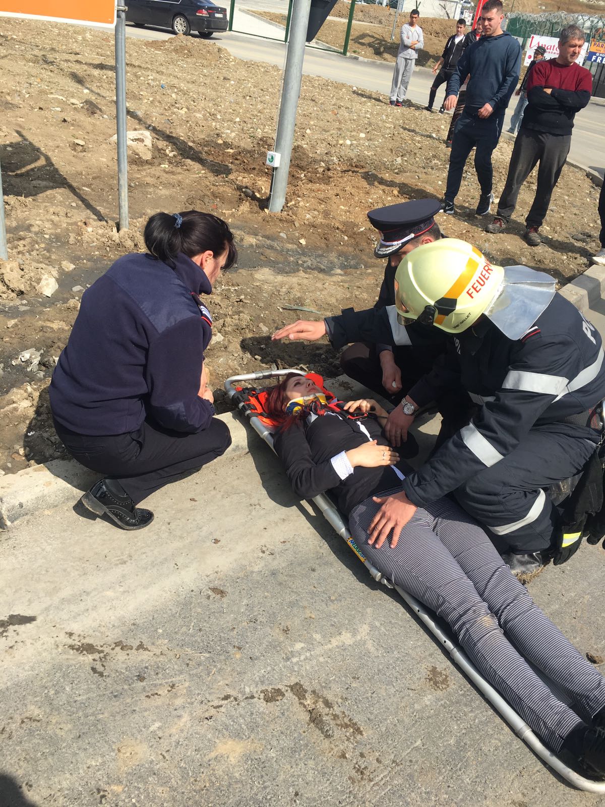 Accident pe centura orașului Lugoj. Cinci oameni au ajuns la spital din cauza unei manevre imprudente