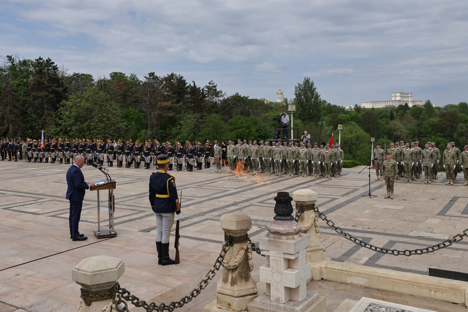 Ziua Forțelor Terestre 2025. Ilie Bolojan a vizitat fără Marcel Ciolacu expoziția de echipamente și tehnică militară din Parcul Carol | VIDEO