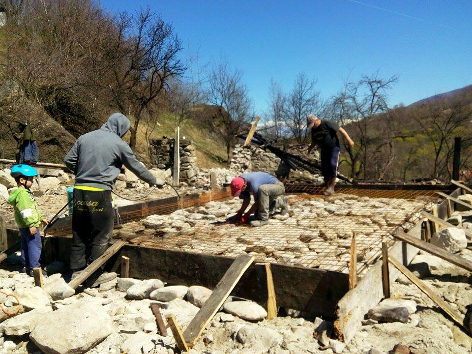 Un pompier din Hunedoara ridică o casă pentru un bătrân rămas pe drumuri. Gestul militarului, făcut în Săptămâna Mare
