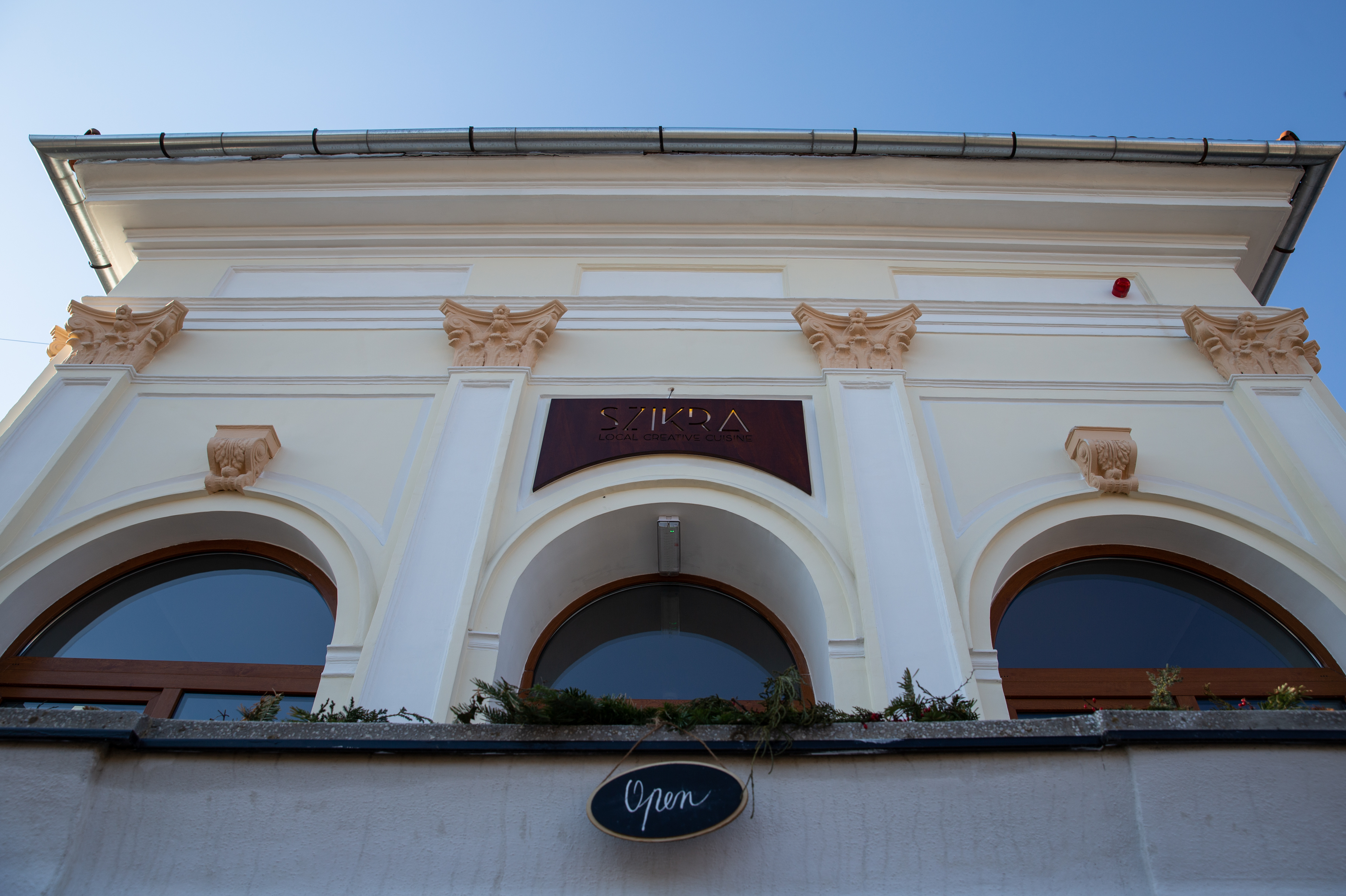 Pariul Mădălinei: primul restaurant din România unde nimic nu se aruncă, totul se transformă. Ce gust au chipsurile din zaț de cafea și piureul din coji de mere?
