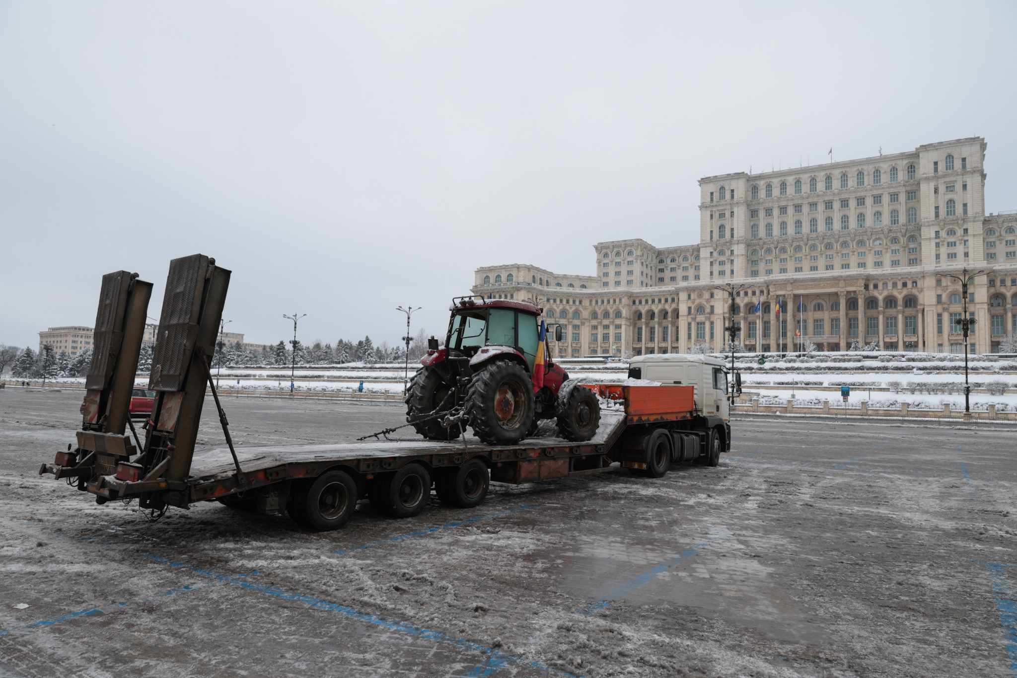 Un singur camion cu un tractor pe platformă a fost în prima zi a protestului de trei zile din Piața Constituției. Ce s-a anunțat pentru ziua de luni