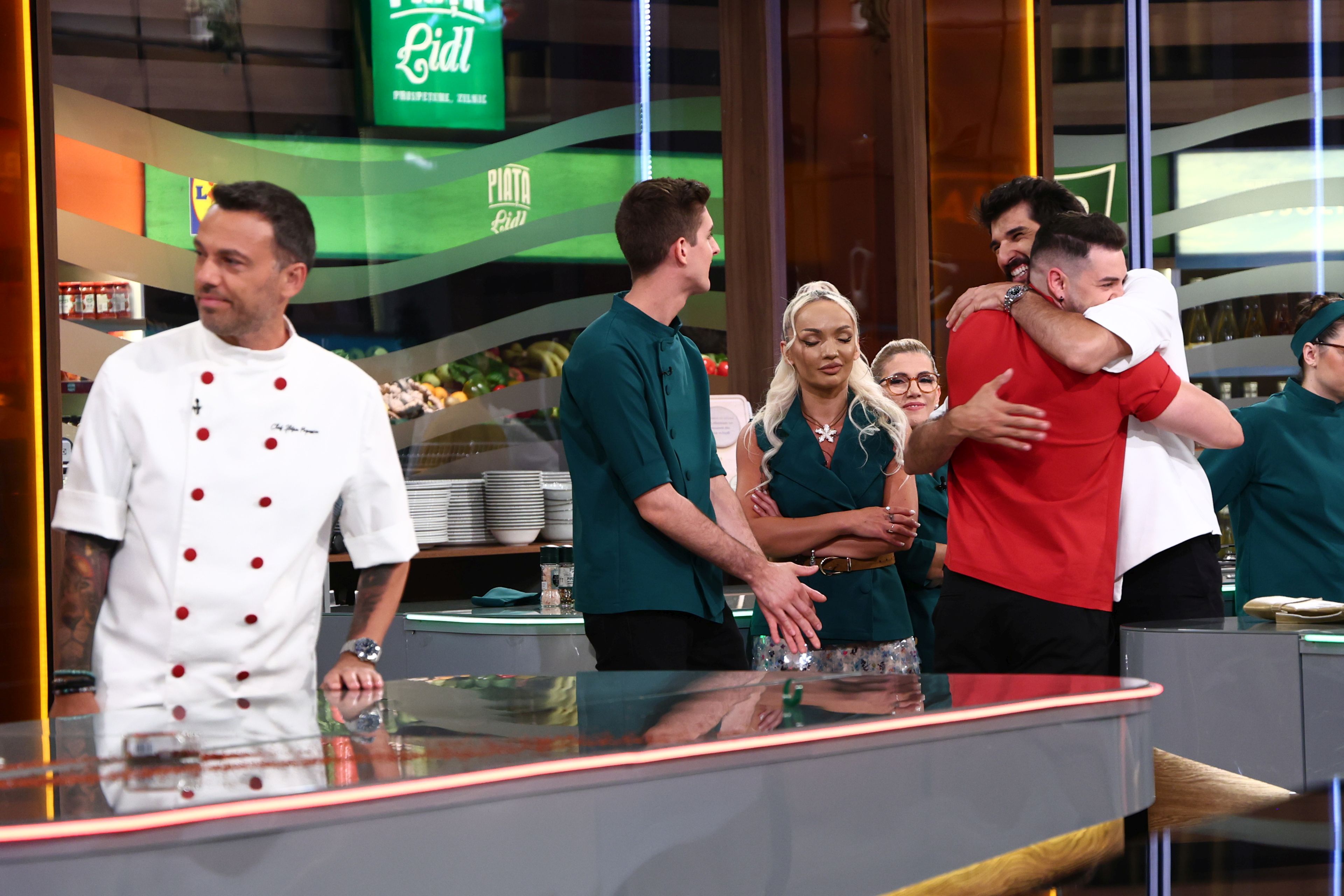 Mirela Chirulescu a fost eliminată de la „Chefi la cuțite” 2025. Schimbări în trei echipe, după duelul amuletelor dintre chef Richard și chef Orlando